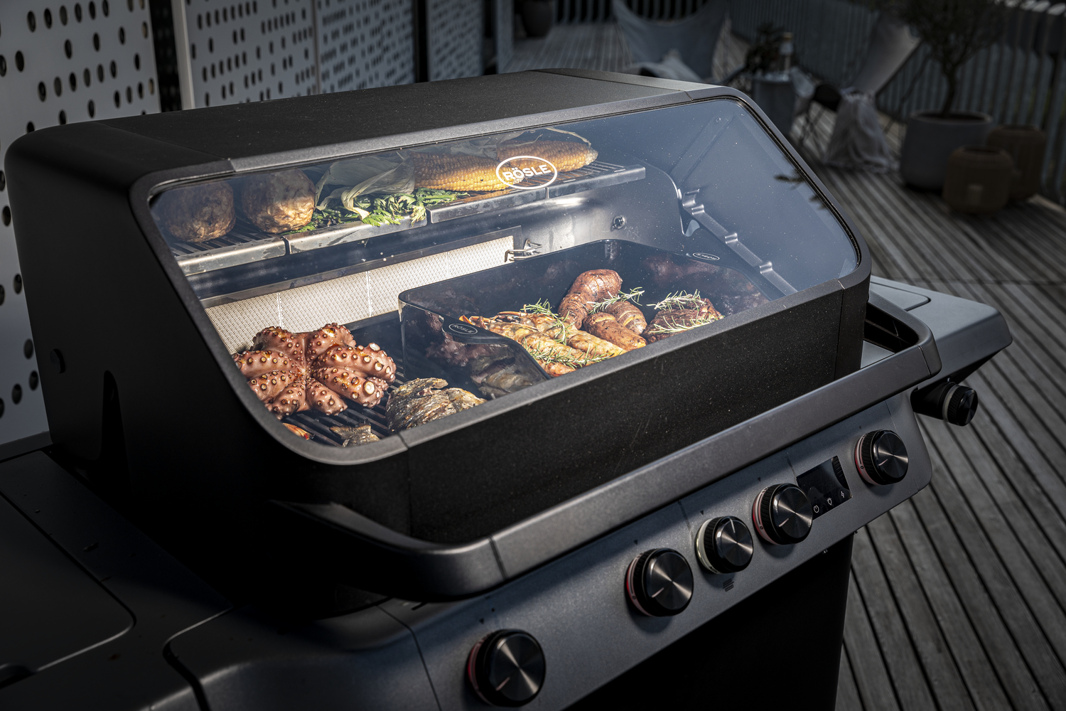 Rösle Gasgrill BLAZEFLAME Master 4 Schwarz mit PRIMEZONE, Backburner und Seitenbrenner 250601